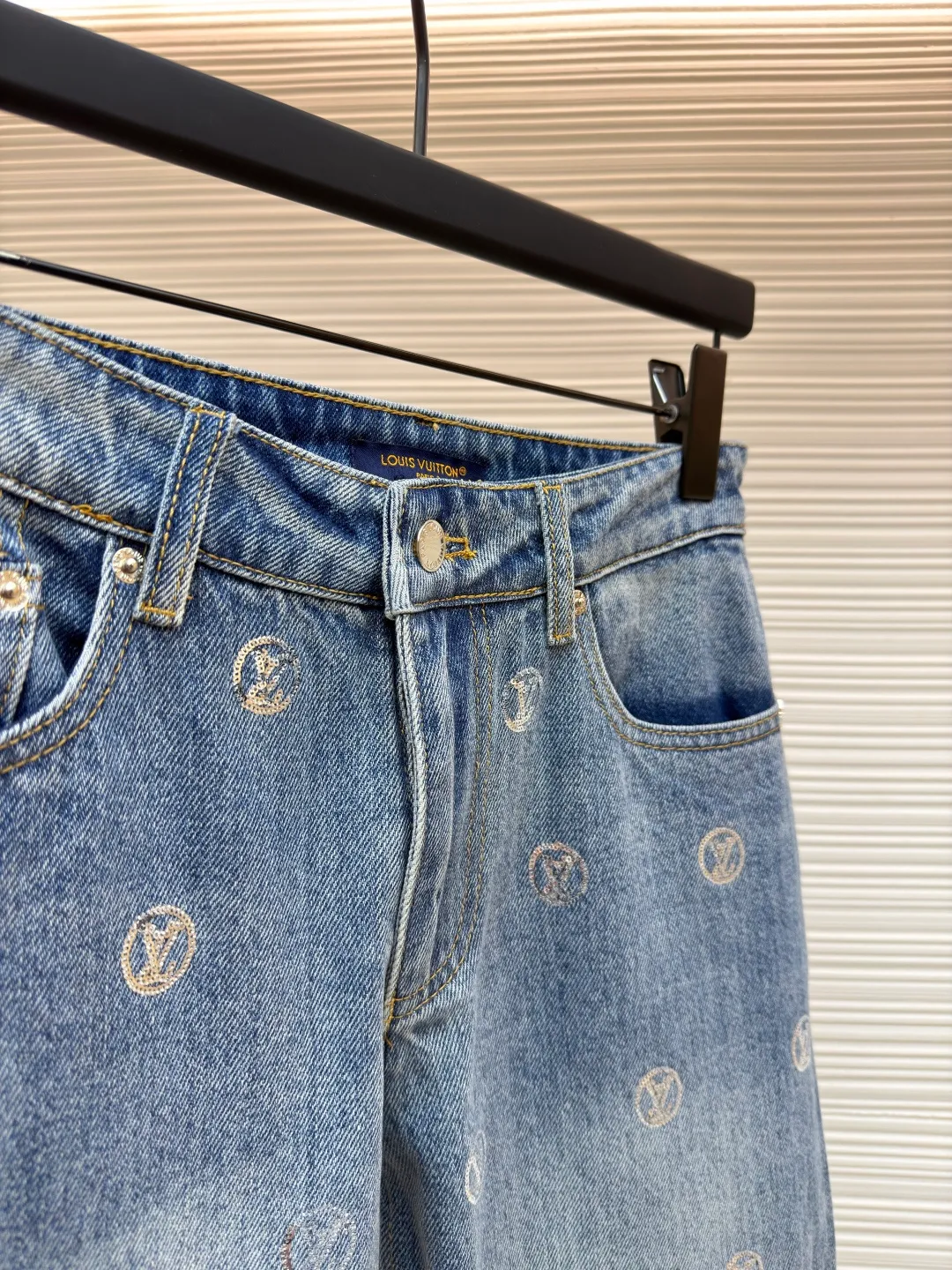 LOUIS VUITTON letter sequin jacquard high-waist bootcut jeans [Women's clothing] ●Original version: purchased and developed for 29999 ●Item number: 1682370-B70 ●Fabric: denim fabric ●Technology: jacquard production ●Color: blue ●Version: fitted version ●Weight: about 705 grams ●Size: 34-36-38-40 ●Description: These Louis Vuitton jeans are made of 12-ounce heavyweight denim fabric. They are enzymatic stone washed and hand-distressed to create a natural light blue retro color. The fabric is pre-shrunk to prevent shrinkage and deformation after wearing. The brand's classic presbyopia logo printed all over the pants is laser engraving combined with hand-embroidery technology. The embroidery stitch density of each pattern reaches 12 stitches/cm, the lines are delicate and three-dimensional, and it is not easy to fall off after high-temperature shaping treatment. The waistband is made of custom metal buttons and I-buckles, which are treated with electroplating and anti-rust technology. The texture is thick and wear-resistant. The trouser pockets are a classic five-pocket style. The bag mouth is reinforced with double-needle stitching. The side seams and inner rails are hemmed, and the stitching is smooth and burr-free. The overall design is straight-legged and wide-legged, following ergonomic design. The trousers have raw edges and frayed edges. The details highlight the brand's craftsmanship and take into account both fashion and comfort. The overall wiring is straight and delicate, the fabric is comfortable and soft, and the color is consistent without color difference. It can be matched with the same style to create a fashionable look and control various occasions. Customized accessories, complete with three standards, same style for men and women!